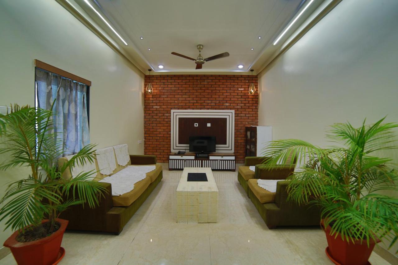 Mid Town Inn Mount Abu Bagian luar foto