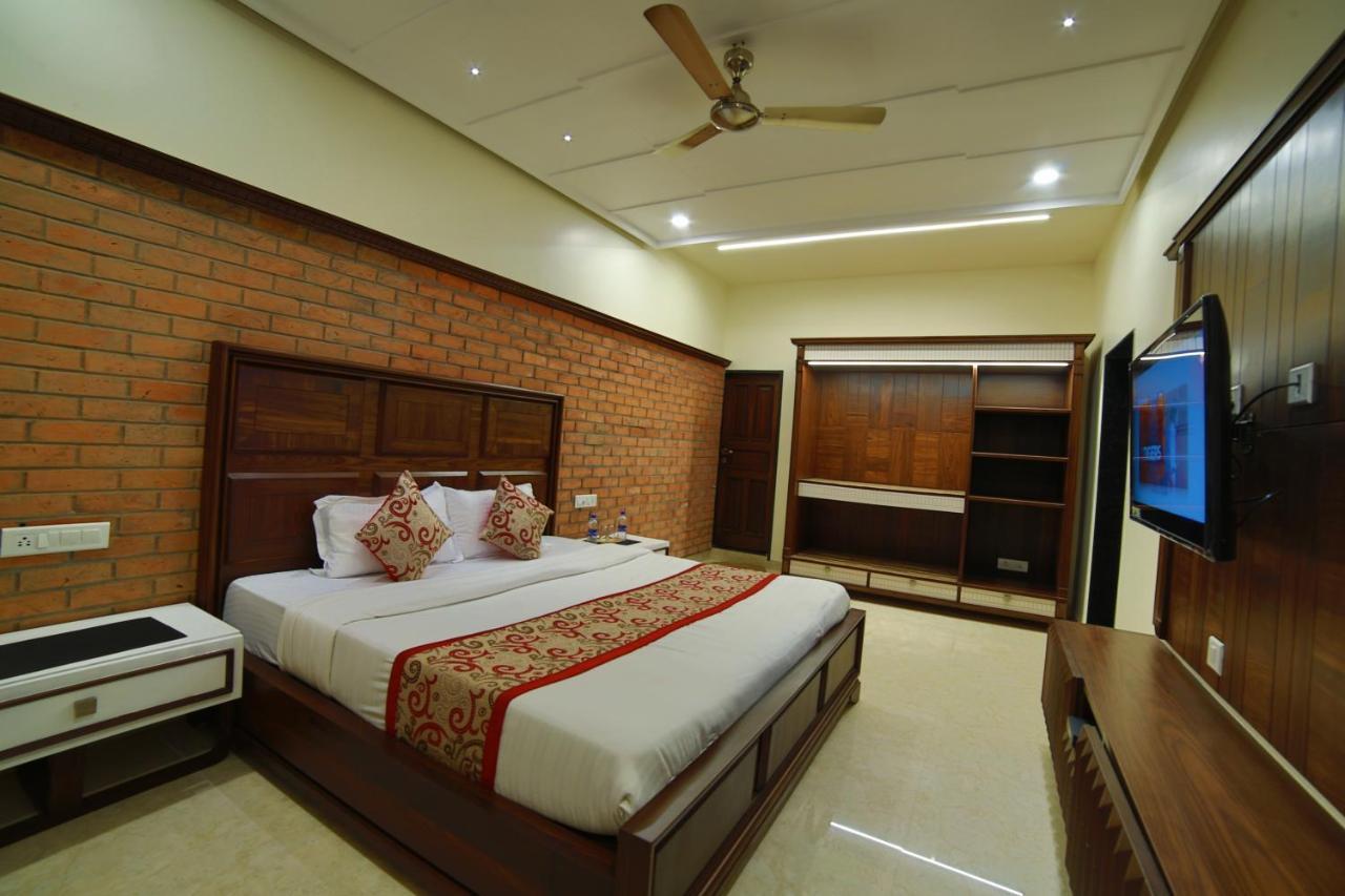 Mid Town Inn Mount Abu Bagian luar foto