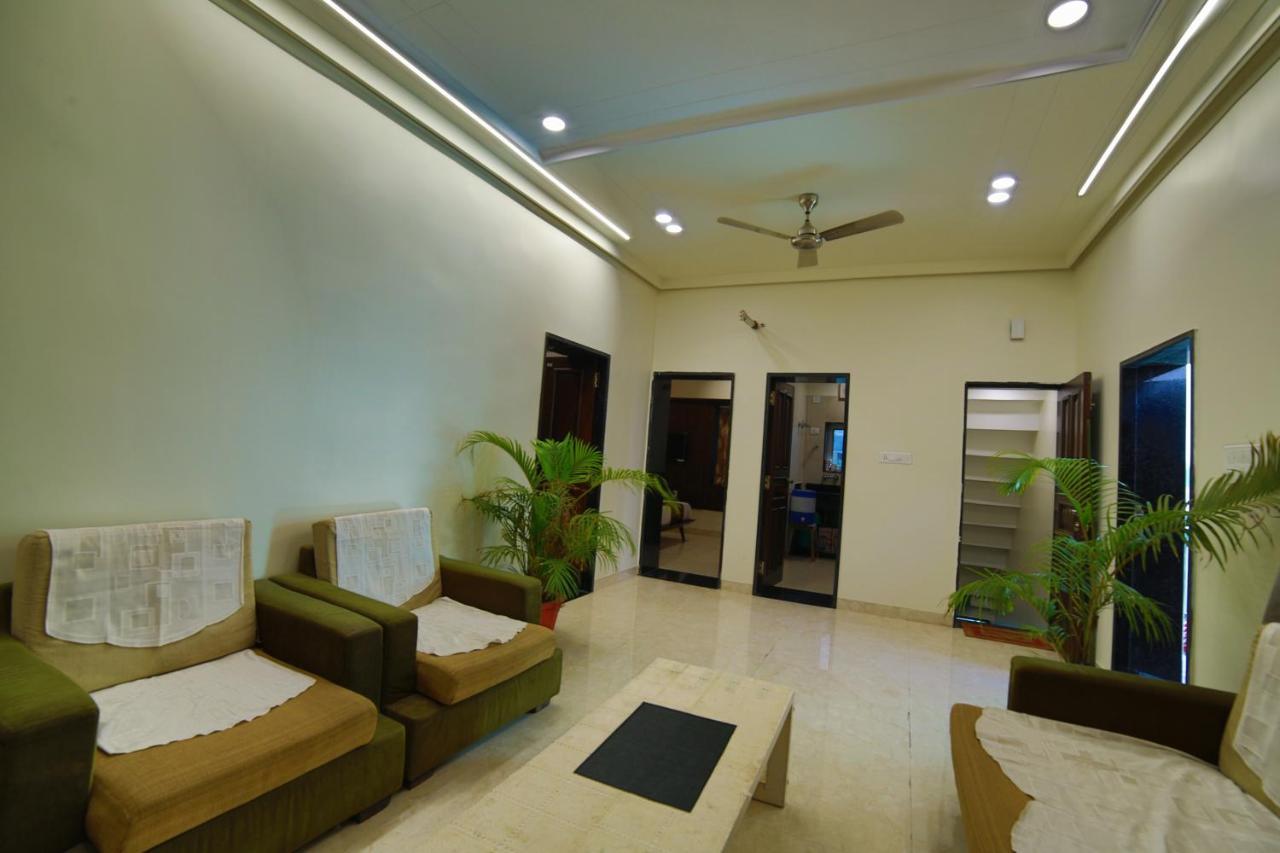 Mid Town Inn Mount Abu Bagian luar foto