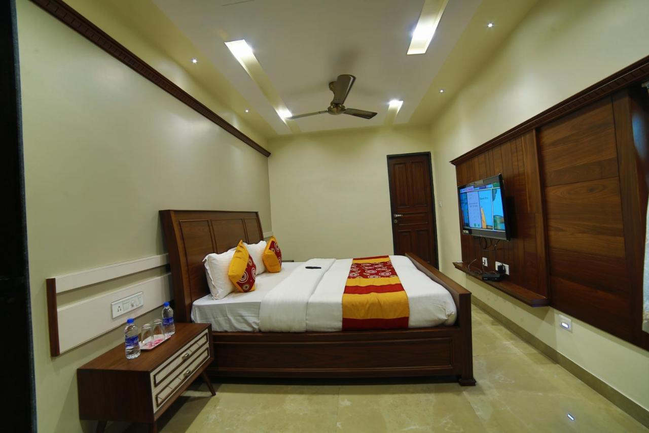 Mid Town Inn Mount Abu Bagian luar foto