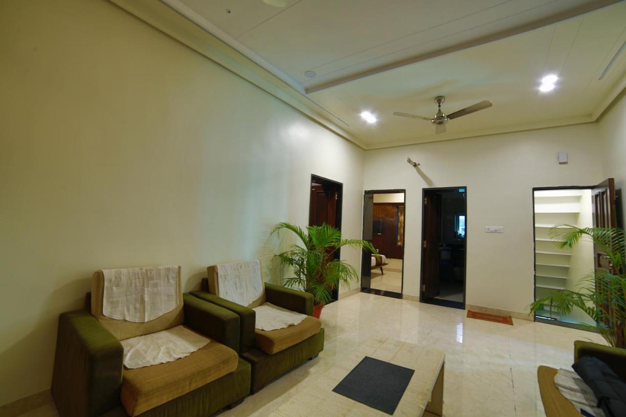 Mid Town Inn Mount Abu Bagian luar foto