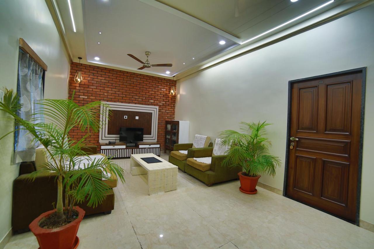Mid Town Inn Mount Abu Bagian luar foto