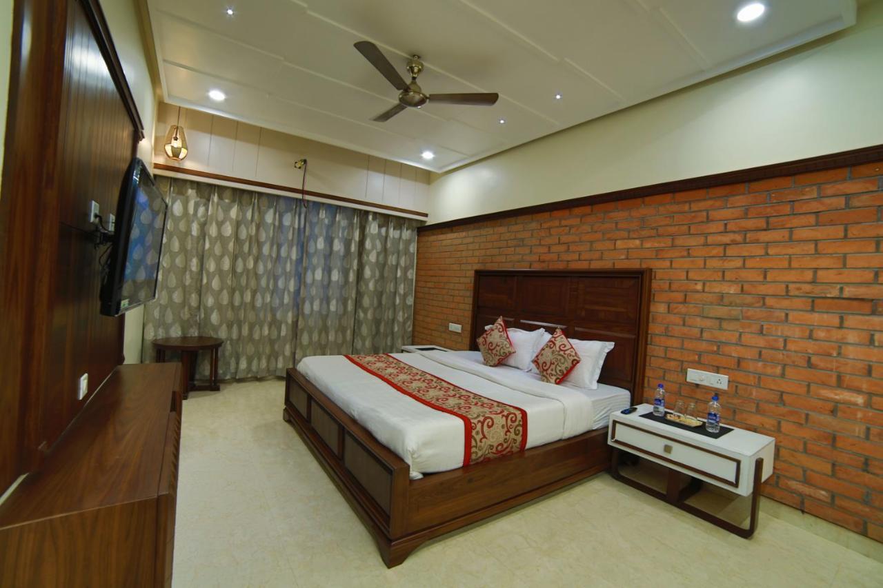 Mid Town Inn Mount Abu Bagian luar foto