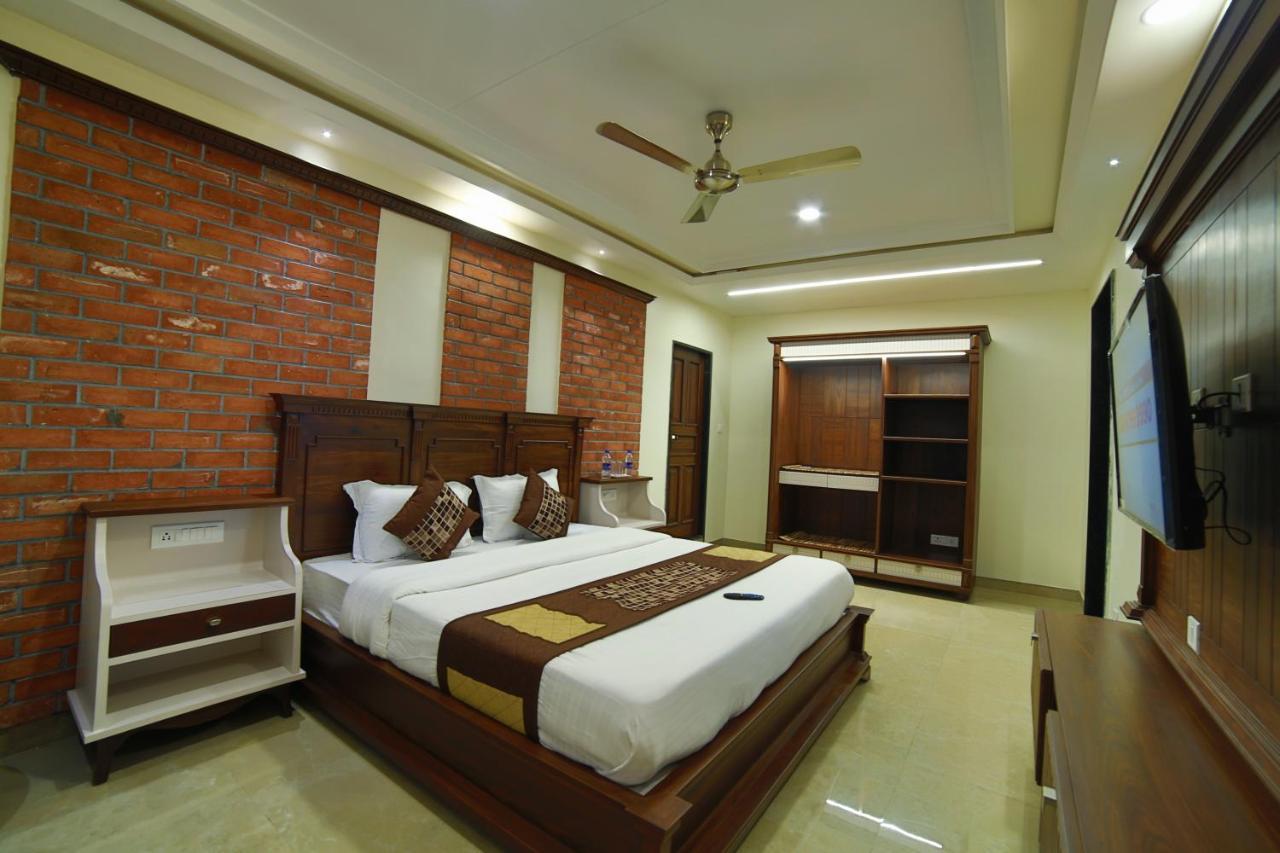 Mid Town Inn Mount Abu Bagian luar foto